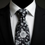 Corbata Rosas Vintage de Lujo sobre Negro<br><div class="desc">Pase al centro de atención con este exquisito diseño floral que presenta rosas ornamentadas de estilo vintage en tonos brillantes de oro, bronce y cobre suave. Contra un fondo negro profundo de medianoche, el intrincado detalle de los pétalos y las hojas crea un impresionante efecto 3D que se siente a...</div>