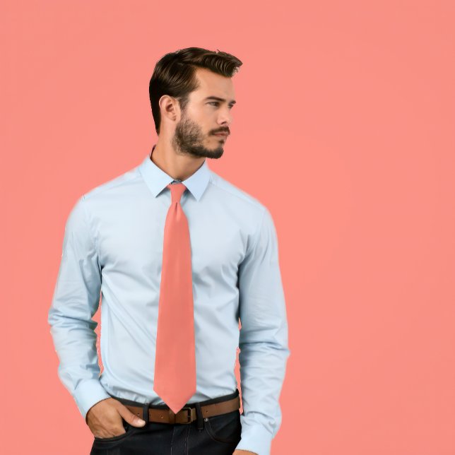 Corbata Salmón sólido (Man wears a Solid Salmon Color Tie)