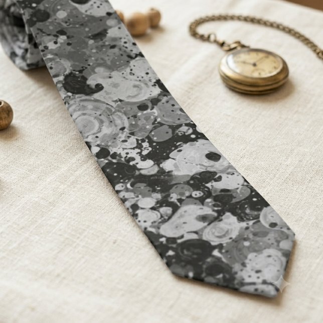 Corbata Salpicadura de tinta abstracta monocroma (A bold black and white ink splatter necktie, a sharp, artistic accessory for a groom or guest.)