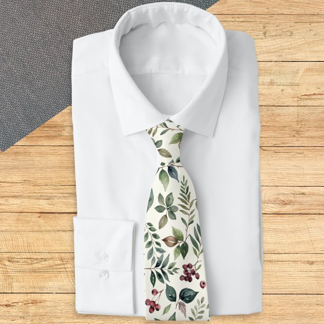 Corbata Saltos de invierno y botánica de Berries (A stylish tie with botanical pattern of green leaves and red berries on a light cream background)