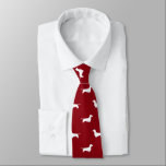 Corbata Siluetas Dachshund Patrón Perros Wiener Weenies<br><div class="desc">El empate de Doxie Lover rojo y blanco. ¡Esta original corbata de cuello con motivos de Dachshunds hace un gran regalo para los papás de perro! Disponible en una variedad de colores, esta corbata fresca hace una declaración para cualquiera que ame los perros más limpios. Un regalo increíble para el...</div>
