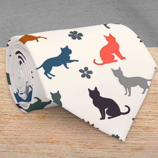 Corbata Siluetas de gatos Patrón de animales Elegante (A cream tie with cat silhouettes in black, gray, blue, green and coral, with flower and leaf detail)