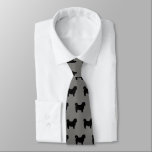 Corbata Siluetas de perro shih tzu en gris y negro<br><div class="desc">¡Estas siluetas originales de Shih Tzu, con un patrón de corbata gris de cuello, son un gran regalo para los papás de perro! Disponible en una variedad de colores, esta buena corbata hace una declaración para cualquiera que ame un Shih Tzu. Un regalo impresionante para el tipo que lleva corbata...</div>