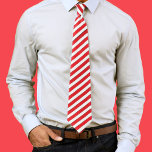 Corbata Simple y caprichoso Cute Minimalista Rojo Tirado B<br><div class="desc">Este diseño presenta una sencilla y minimalista corbata mínima de los hombres con tiras de rayas a rayas extrañas, rojo y blanco festivo, con negro rojo rosado azul, Navidades decoración de fiestas navideñas, Navidades suministros de fiestas, sencillos, sencillos, adorables, creativos, únicos y sencillos entretenidos, Navidades vacaciones lindas y extravagantes accesorios...</div>