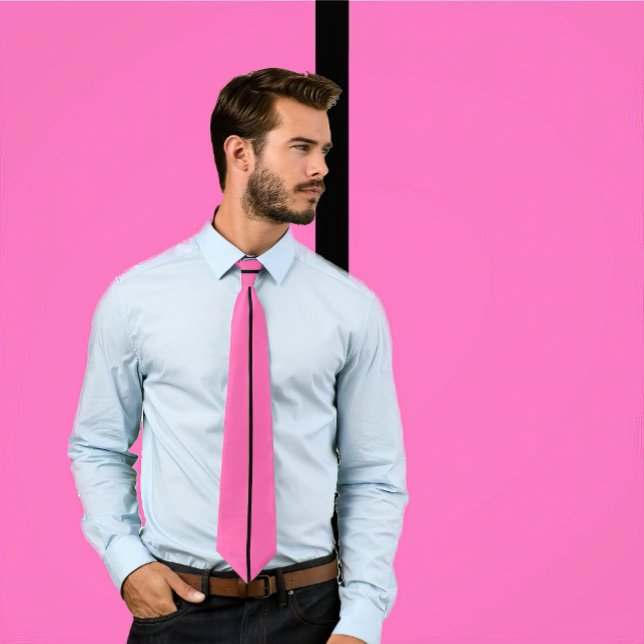 Corbata Sola raya negra en lazo de las rosas fuertes (Man wears a hot pink necktie featuring a thin single black stripe. Background matches tie.)