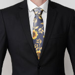 Corbata Sunny Yellow Gold Navy Sunflowers deja el patrón<br><div class="desc">Este elegante y florido estampado de moda es perfecto para la temporada de verano. Su decoración es de color amarillo y marrón, con un diseño de girasol pintado con finas hojas de Relieve metalizado dorado impresas sobre un sencillo fondo azul marino. Este impreso es moderno, rústico y moderno. ***NOTA DE...</div>