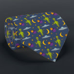 Corbata Temas de ciencia ficción de aiens espaciales y sau<br><div class="desc">Añada un toque fuera de este mundo a cualquier conjunto con esta corbata de cuello con estampado. Ilustraciones de pequeños alienígenas del espacio verde, platillos voladores, lunas, estrellas y planetas se encuentran sobre un fondo azul marino. El lado inverso tiene un patrón de coordinación de estrellas amarillas en un fondo...</div>
