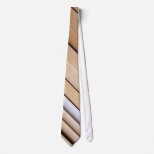 Corbata Tie: Pila de libros nuevos y antiguos en la biblio