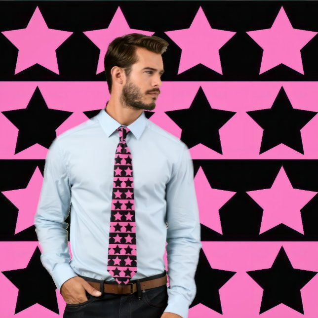 Corbata Tie rayado rosado y negro caliente (patrón estrell (Man wears a necktie with an alternating pattern of hot pink and black stars and stripes.)