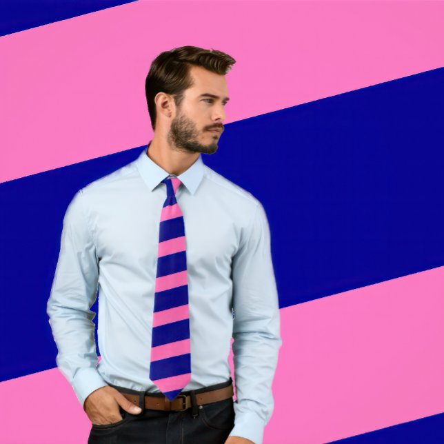 Corbata Tiempos rayados de rosado caliente y marina (franj (Man wears a necktie with hot pink and navy blue stripes.
)