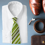 Corbata Tiempos tribales<br><div class="desc">Un modelo étnico moderno en verde, negro y blanco. Diseñado para ti por Evco Studio www.zazzle.com/store/evcostudio #tribal #ethnic #accessorios #ties #forhim #gifts #moderno #trendy #trending #trending #style #elegante #popular #moda #de moda #verde #negro #design #designer</div>