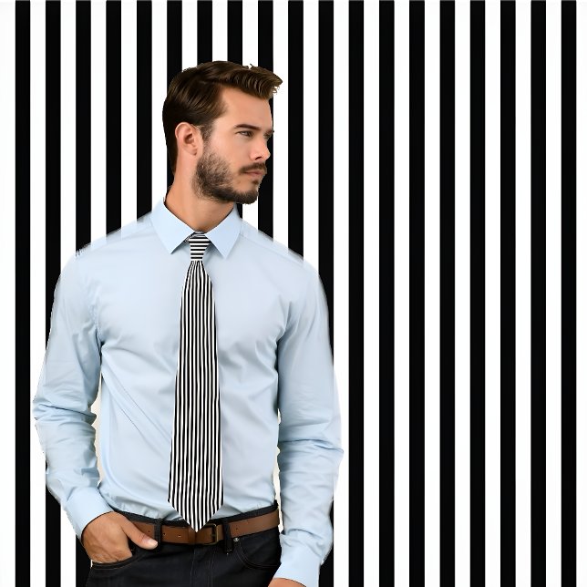 Corbata Tiempos verticales delgados en blanco y negro (Man wearing a necktie with vertical black and white stripes standing against wall with same pattern.)