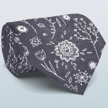 Corbata Tira de cuello de cartón de cartón floral<br><div class="desc">Delicados dibujos de flores de arte botánico en blanco sobre un fondo de pizarra gris oscuro. Arte original de Nic Squirrell.</div>