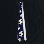 Corbata Tira de fútbol<br><div class="desc">Corbata azul marino con pelotas de fútbol por todas partes. ¡¡¡Genial para los amantes del fútbol!!!</div>