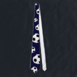 Corbata Tira de fútbol<br><div class="desc">Corbata azul marino con pelotas de fútbol por todas partes. ¡¡¡Genial para los amantes del fútbol!!!</div>