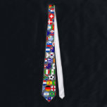 Corbata Tira de las banderas de la Copa del Mundo<br><div class="desc">Banderas de la Copa del Mundo de Fútbol empatan grandes regalos para la gente que ama el partido de fútbol. Esta corbata mostraba todas las banderas de la nación. 
Diseño de Poramit</div>