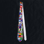 Corbata Tira de las banderas de la Copa Mundial de Fútbol<br><div class="desc">Banderas de la Copa del Mundo de Fútbol empatan grandes regalos para la gente que ama el partido de fútbol. Esta corbata mostraba todas las banderas de la nación. Diseño de Poramit</div>