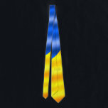 Corbata Tira del cuello de la bandera de Ucrania - Liberta<br><div class="desc">Ucrania - Apoyo - Libertad Paz - Bandera Ucraniana - Corazón Azul Amarillo - ¡Juntos Victoria de la Libertad! También puedes transferir a más de 1000 productos Zazzle. Redimensionar y mover o eliminar y agregar elementos / texto con la herramienta de personalización ! ¡Estoy Con Ucrania!</div>