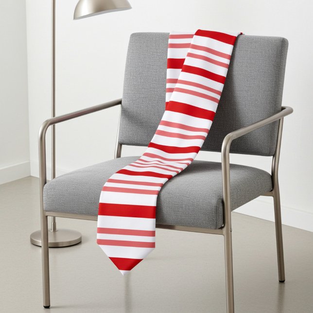 Corbata Tiras de caña de candén rojas y blancas (Red holiday candy cane striped necktie)