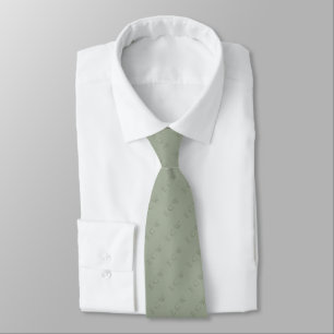 Corbata Tiras triples y oscuras de monograma en salvia sec