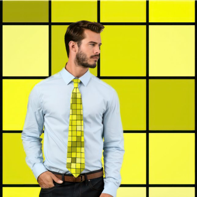 Corbata Tonos de mosaicos amarillos de diseño de mosaico ( (Man wears a necktie featuring a shades of yellow tile design.
)