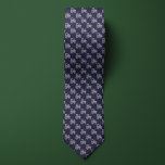Corbata Tractor de granjeros azules y plateados<br><div class="desc">Nada es más icónico en el campo agrícola que un tractor,  lo que hace este diseño simple pero elegante ideal para el granjero en tu vida. Cree un excelente paquete de combinación de regalos con un par de medias que coincidan con el mismo diseño.</div>