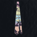 Corbata triángulos geométricos del bloque elegante del<br><div class="desc">Modelo moderno y abstracto del bloque del color que ofrece rosa,  el melocotón,  figuras geométricas azules y púrpuras amarillas en un fondo púrpura oscuro.</div>