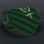 Corbata Verde con monograma profesional médico<br><div class="desc">Un lazo personalizado rayado verde adaptado a los profesionales médicos con los suyos o al monograma de su beneficiario del regalo dentro de una falsa guirnalda del oro.</div>