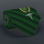 Corbata Verde con monograma profesional médico<br><div class="desc">Un lazo personalizado rayado verde adaptado a los profesionales médicos con los suyos o al monograma de su beneficiario del regalo dentro de una falsa guirnalda del oro.</div>