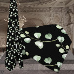 Corbata Verde negro y eucalipto Boda elegante<br><div class="desc">Una simple y elegante corbata nupcial con brotes de eucalipto verde en un patrón claro contra un fondo negro sólido.</div>