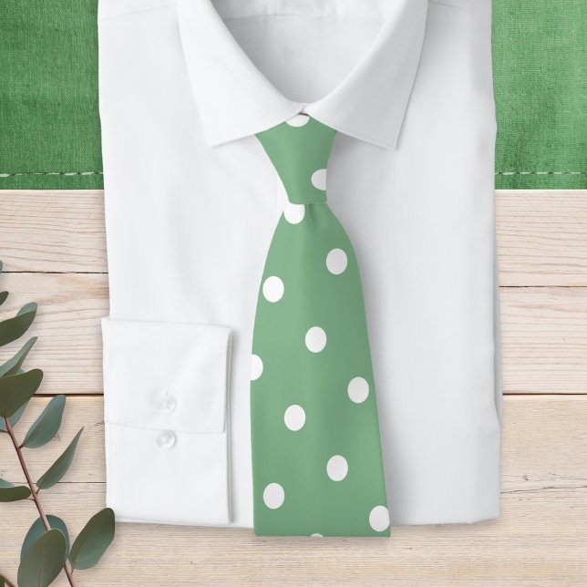 Corbata Verde Sage Moderno con Lunares Blancos (A light green tie with white polka dot pattern)