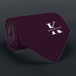 Corbata Vino púrpura | Elegante Monograma Nombre | De Un S<br><div class="desc">Elegante corbata de un solo lado con un audaz monograma blanco sobre un fondo morado de vino oscuro. Encima de este monograma se encuentra su nombre o apellido en todas las mayúsculas. Si prefiere una apariencia más audaz para el nombre personal dentro de la letra grande, puede hacer lo siguiente:...</div>