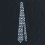 Corbata Vintage Christmas, Winter Mountain Landscape<br><div class="desc">¡Ya está disponible! ¡Corbatas impresas de doble cara! ¡Dos veces más agradable! Ilustracion de época Victorian Era Merry diseño navideño con un paisaje nevado de invierno. Árboles y montañas cubiertas de nieve con un pueblo a lo lejos al amanecer. ¡Felices fiestas y saludos de temporada!</div>