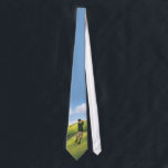 Corbata Vintage look golfer<br><div class="desc">Un golfista de aspecto vintage con atuendo de principios del siglo XX tomando un columpio de su club de golf en un paisaje acuático. Un regalo ideal para el fanático del golf o el golfista en su vida. sgb01</div>