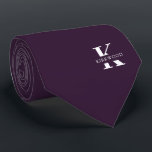 Corbata Violeta oscuro | Elegante Monograma Nombre | unila<br><div class="desc">Elegante corbata de un lado con un audaz monograma blanco sobre un fondo morado de berenjena. Encima de este monograma se encuentra su nombre o apellido en todas las mayúsculas. Más de 40 colores únicos están disponibles en versiones de un solo lado y de dos lados. Puede examinarlas haciendo clic...</div>