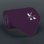 Corbata Violeta oscuro | Elegante Monograma Nombre | unila<br><div class="desc">Elegante corbata de un lado con un audaz monograma blanco sobre un fondo morado de berenjena. Encima de este monograma se encuentra su nombre o apellido en todas las mayúsculas. Más de 40 colores únicos están disponibles en versiones de un solo lado y de dos lados. Puede examinarlas haciendo clic...</div>