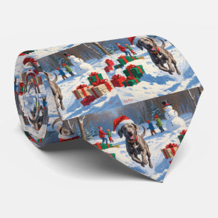 Corbata Weimaraner corre en Nieve con Gorra Navidad