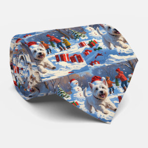 Corbata Westie corriendo en la nieve con sombrero de Navid