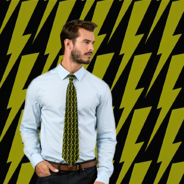 Corbatas Necktie de los tornillos relámpago de oli (Man wears a necktie featuring a olive green lightning pattern on black.)
