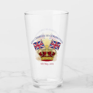 Corona de coronación del Rey Carlos III y banderas