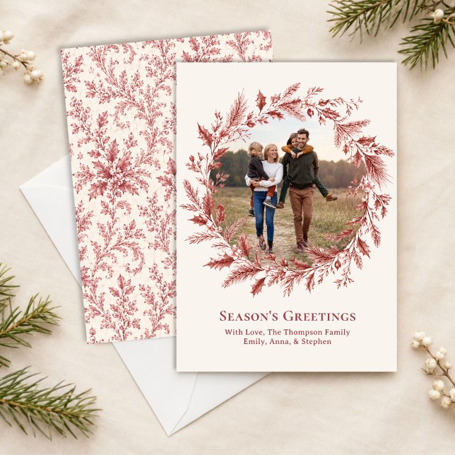 Corona de Navidad con Follaje Rojo Elegante Foto (Elegant red wreath Christmas card featuring one personalized family photo.)