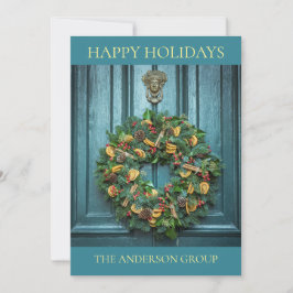 Corona de Navidad en la puerta con aldaba vintage