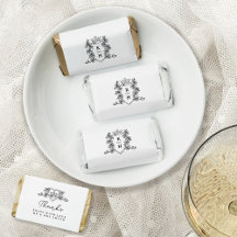 corona monograma dibujada con mano blanca y negra