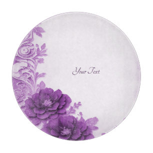 Cortar Flores moradas florecen en la tabla de corte