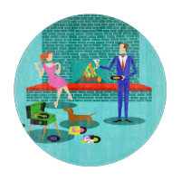 Pareja retro con tabla de corte de perro