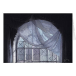 Cortina azul en una ventana arqueada