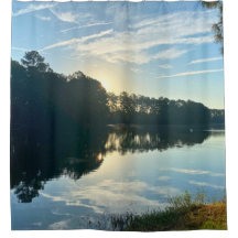Amanecer sobre un lago de Georgia