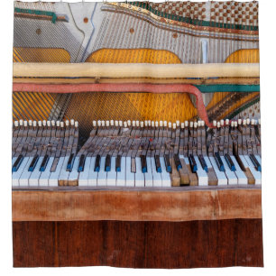 Cortina De Ducha Antiguo piano vintage con la tapa. Una ruina
