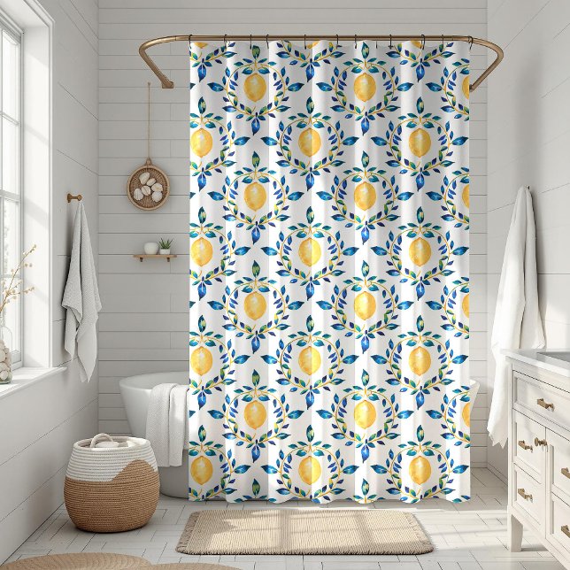 Cortina De Ducha Azul mediterráneo y limón amarillo Botánico (Mediterranean Blue and Yellow Lemon Botanical Shower Curtain in a white boho bathroom)