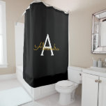 Cortina De Ducha Black Gold Modern Script Girly Monograma Nombre<br><div class="desc">Monograma negro y dorado Nombre Cortina de ducha de baño. Esto hace que el dulce perfecto cumpleaños 16,  boda,  ducha de novia,  aniversario,  ducha de bebé o fiesta de soltera sea regalo para alguien que ama el lujo glam y los estilos de moda.</div>